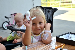 Malování na chodníku a na kamínky - srpen 2023